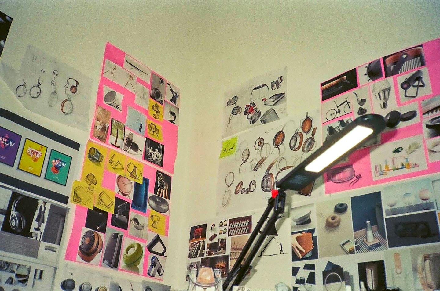 Pared de estudio de diseño cubierta de bocetos y recortes de mood board.